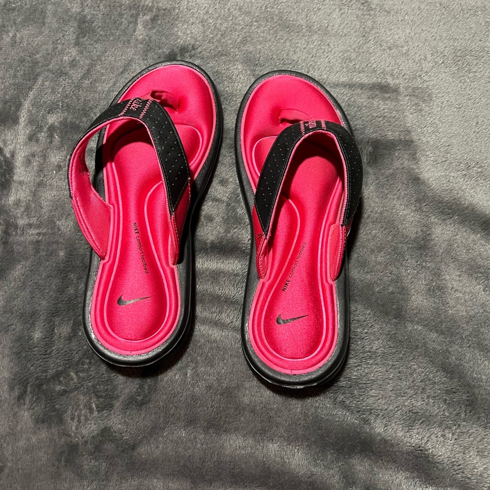 Nike sandals size 7